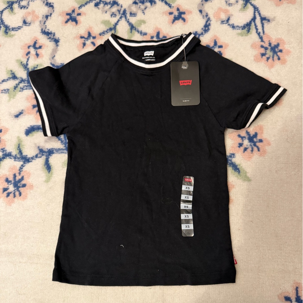 Levi's Black Short Sleeve Tee size-XS